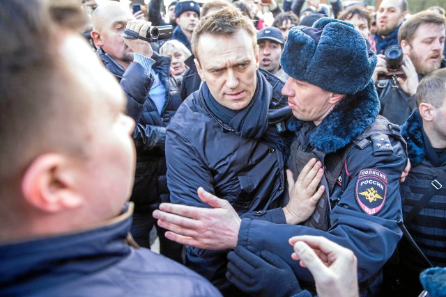 Alexej Nawalny (M) wird auf einer nicht genehmigten Demonstratio...