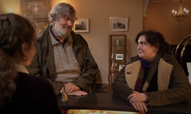 Vater (Stephen Fry) und Tochter (Lena Dunham) reisen in Polen seiner Geschichte hinterher.