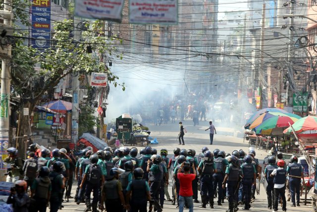 Bei einer Demonstration von Textilarbeitern kommt es zu Zusammenstößen mit der Polizei. In Bangladesch haben Tausende Beschäftigte der Textilbranche für eine bessere Bezahlung ihrer Arbeit protestiert.