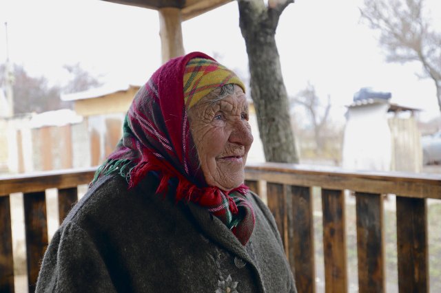 Tamara ist 86 Jahre alt. Tagsüber kümmert sie sich um ihre Tiere und den Garten, nachts schläft sie fest – trotz der Angriffe.