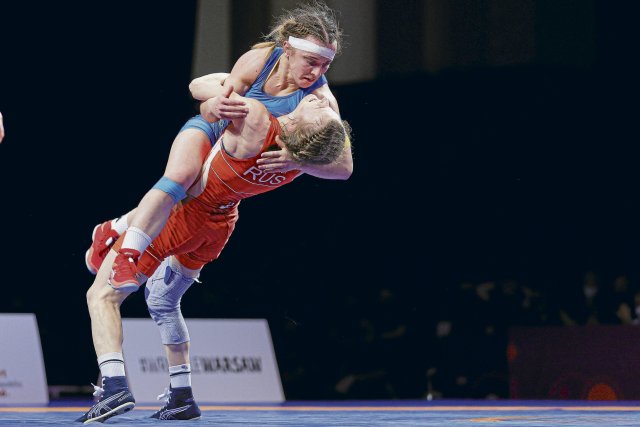 Nur scheinbar obenauf: Die ukrainische Ringerin Oksana Livach wird von ihrer russischen Gegnerin Jekaterina Poleschtschuk (u.) ausgehoben. Symbol für Russlands Athleten, die Schritt für Schritt wieder in den Weltsport zurückkehren.