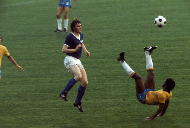 Soudain, une classe mondiale : Lothar Kurbjuweit (à gauche, RDA) s'émerveille devant le coup de pied aérien de Ze Maria (Brésil) au deuxième tour de la Coupe du monde 1974.