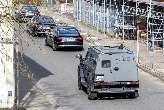 Eine Kolonne von Polizeifahrzeugen aus Niedersachsen verlässt na...