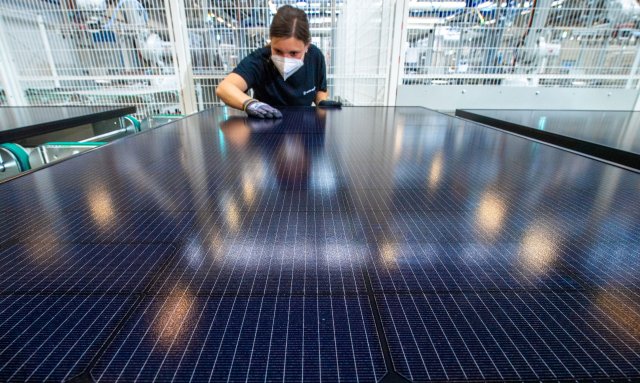 Endkontrolle für Solarmodule im Freiberger Werk von Meyer Burger...