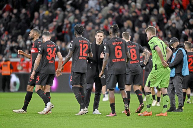 Trainer Xabi Alonso (M.) und seine Leverkusener Fußballer stürmen mit dem Bundesligarekord von 33 ungeschlagenen Spielen Richtung Titel.