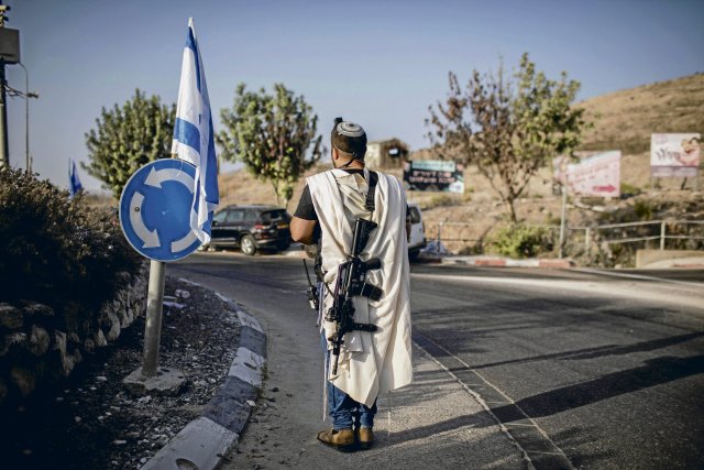 Ein israelischer Siedler vor der palästinensischen Stadt Nablus ...