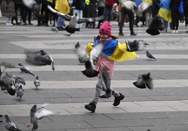 Die sechsjährige Anna aus der Nähe von Luhansk vertreibt sich die Zeit während einer Kundgebung unter dem Motto »Schützt Menschenleben« im Spiel mit Tauben. Wann aber wird keiner mehr in der Ukraine sterben müssen?