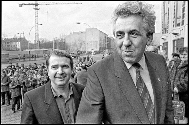 März 1986: FDJ-Chef Eberhard Aurich (links) und sein Vorgänger Egon Krenz, Mitglied der engsten SED-Führungszirkels, auf dem Weg zu einer Veranstaltung des Jugendverbands