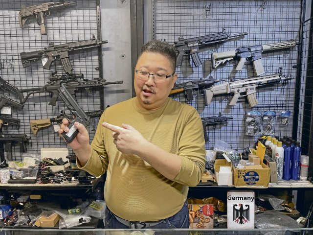 Friedrich Wang betreibt einen Militär-Shop in Taiwans Hauptstadt...