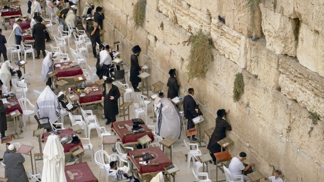 Das Judentum ist nicht missionarisch: Betende Juden an der Klagemauer am Tempelberg in der Altstadt von Jerusalem, September 2022