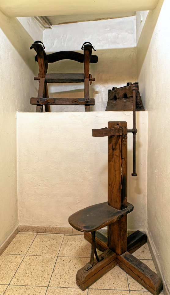 Das Folterinstrument Garotte wurde seit dem Mittelalter eingesetzt. Ihre Verwendung zur Ermordung von Salvador Puig Antich und Georg Michael Welzel im Jahr 1974 war zugleich der letzte bekannte Einsatz überhaupt.