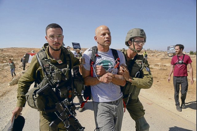 Im Oktober 2021 protestieren israelische Aktivisten im Westjordanland dagegen, dass Palästinenser von der Wasserversorgung abgeschnitten sind.