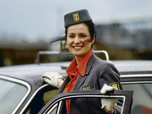 Nicht nur Traktoren steuerten Frauen in der DDR, auch Lokomotiven, Busse, Taxis – in der alten BRD undenkbar; Aufnahme von 1975.