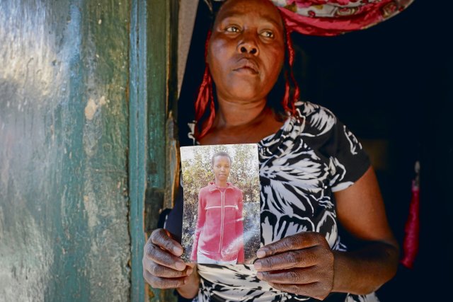 Rose Wanyua Wanjiku hält ein Foto von ihrer jüngeren Schwester Agnes hoch. Ein britischer Soldat wird verdächtigt, die 21-Jährige im Jahr 2012 getötet zu haben. Die Ermittlungen stocken.