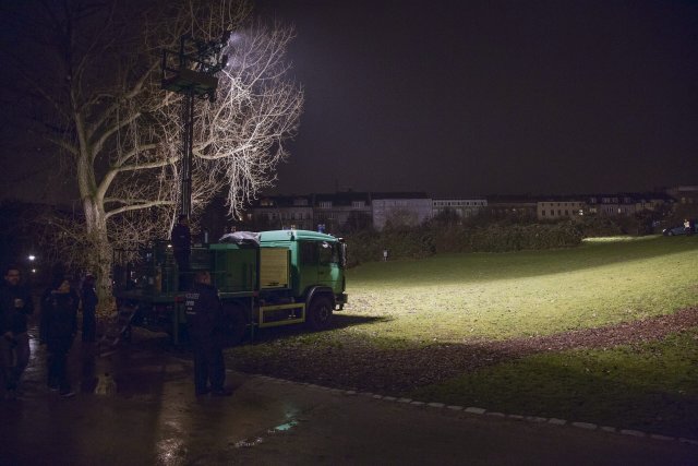Bei einem Großeinsatz leuchtet die Polizei den Görlitzer Park aus.