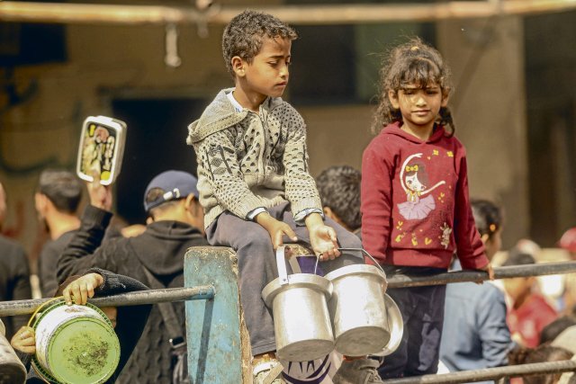 Palästinensische Kinder in Rafah warten auf die Verteilung von Essen.
