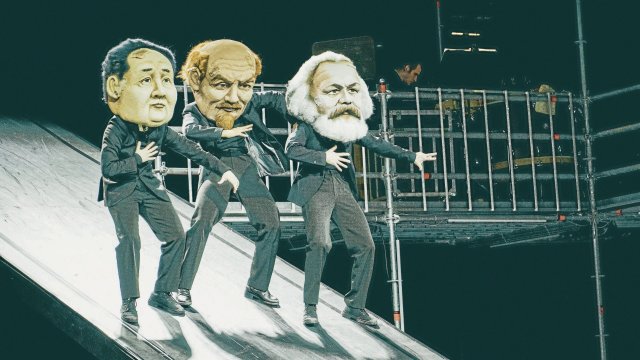 Am Staatstheater Kassel dürfen auch Mao, Lenin, Marx vom Team Kommunismus mitspielen …