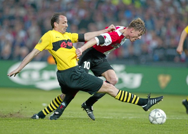 Verlorenes Europapokalfinale: Jürgen Kohler (l.) fällte in seinem letzten Spiel den Rotterdamer Tomasson und musste mit Rot vom Platz.