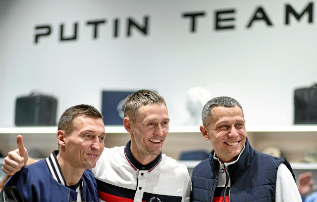 Im Putin Team Russia: Olmypiasieger wie Alexander Legkov (l.) und Yuri Borzakovsky (r.) oder Weltmeister wie Nikita Kryukov werben öffentlich für den Präsidenten.