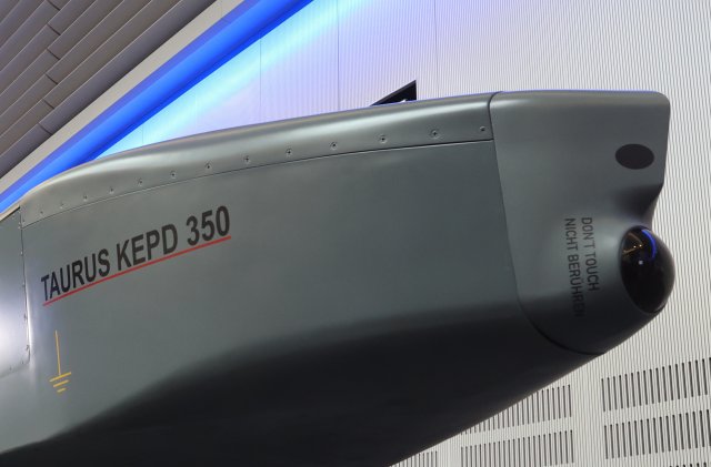 Ausstellungsstück eines Taurus-Marschflugkörpers des Rüstungsunternehmens MBDA