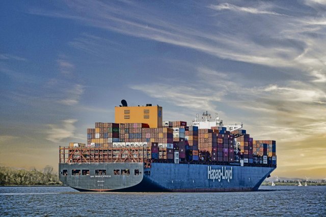 Containerschiff von Hapag-Lloyd auf der Elbe bei Hamburg