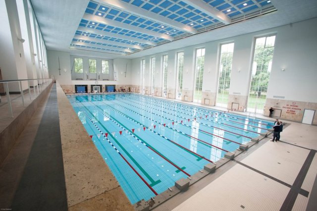 Die Schwimmhalle Finckensteinallee wurde 1938 eingeweiht und 2014 nach der Sanierung wieder eröffnet.