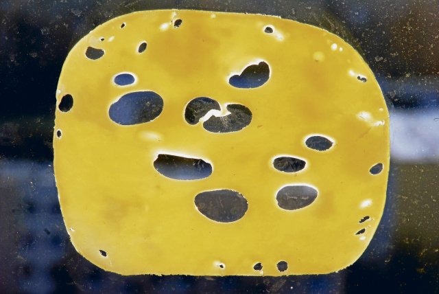 Wie viele Löcher sind im Käse wo, und wie groß sind diese? Wer d...