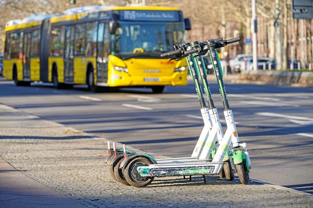 Ob vom kommerziellen Anbieter geliehen oder im Privatbesitz, bei der BVG steht wohl ein Verbot der Beförderung von E-Scootern an.