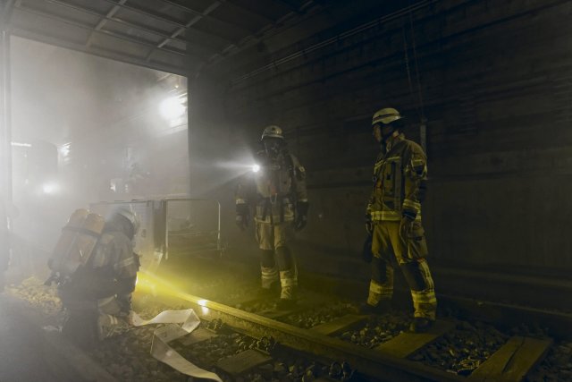 So könnte eine Katastrophe aussehen: Feuerwehrübung im U-Bahntunnel.