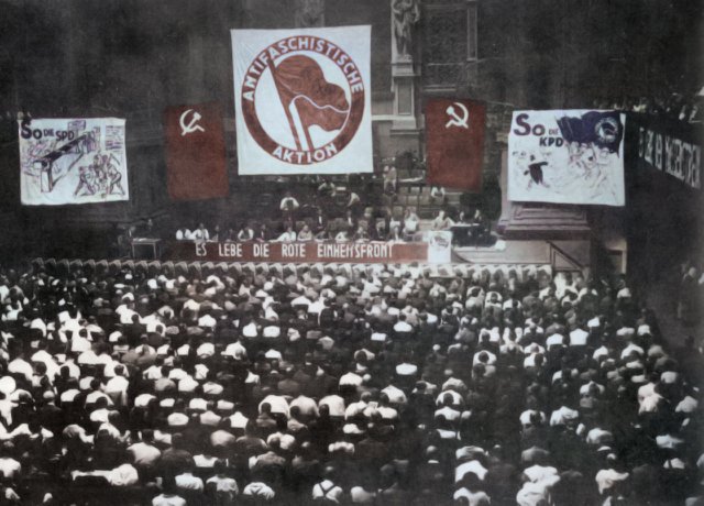 Zu spät besannen sich Kommunisten und Sozialdemokraten auf eine Einheitsfront gegen die Faschisten. Die Hitlerdiktatur konnten sie nicht mehr verhindern.