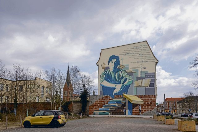 Bücher, die aus der Reihe fallen: Wandbild für Brigitte Reimann in ihrer Geburtsstadt Burg, Sachsen-Anhalt