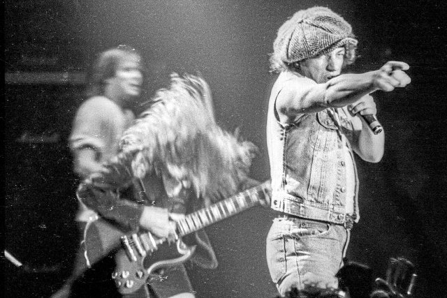 Wechselstrom ist angestellt. AC/DC bei einem Konzert im Januar 1986.