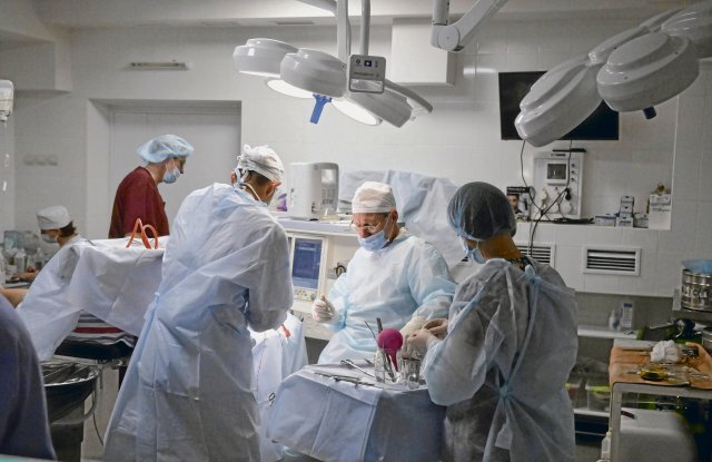 Gilt nicht nur in Deutschland: Bei einer Krankenhausreform wie auch bei chirurgischen Operationen zählt die Teamleistung.