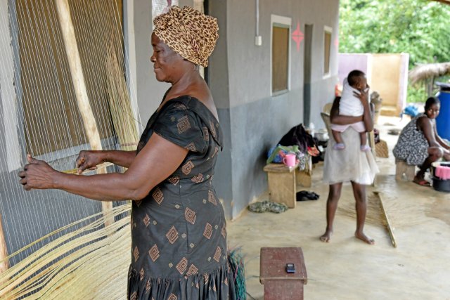 Der Dorfalltag in Atsiekpoe ist gemächlich. Auch bei den Frauen, die für einen Zuverdienst Matten aus Palmenstroh weben.