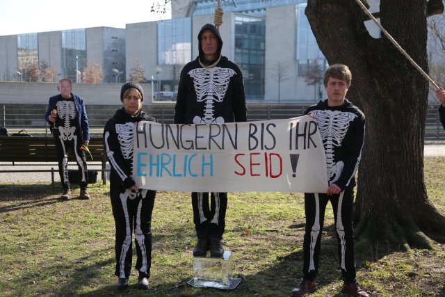 Wolfgang Metzeler-Kick (Mitte) bei einer Kunstaktion zu Beginn seines Hungerstreiks am 7. März