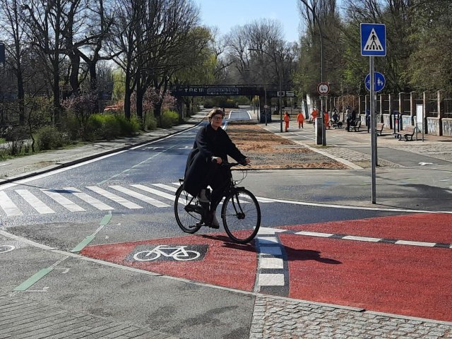 Friedrichshain-Kreuzberger Verkehrsstadträtin Annika Gerold (Grüne) begrüßt die neue autofreie Straße auf ihrem Fahrrad.