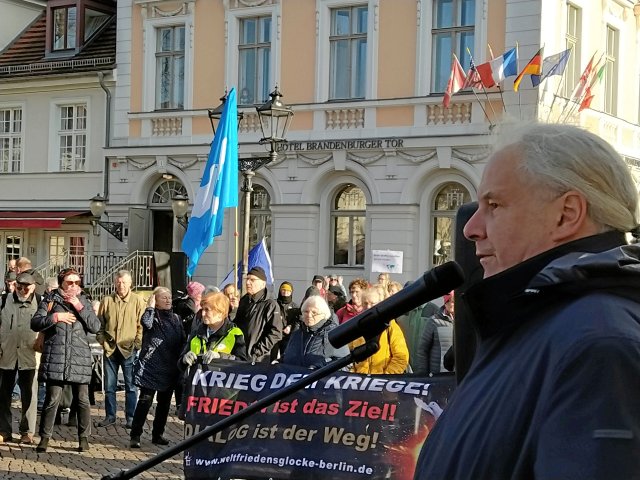 Der Bundestagsabgeordnete Andrej Hunko (BSW) spricht am 23. März 2024 beim Potsdamer Ostermarsch.