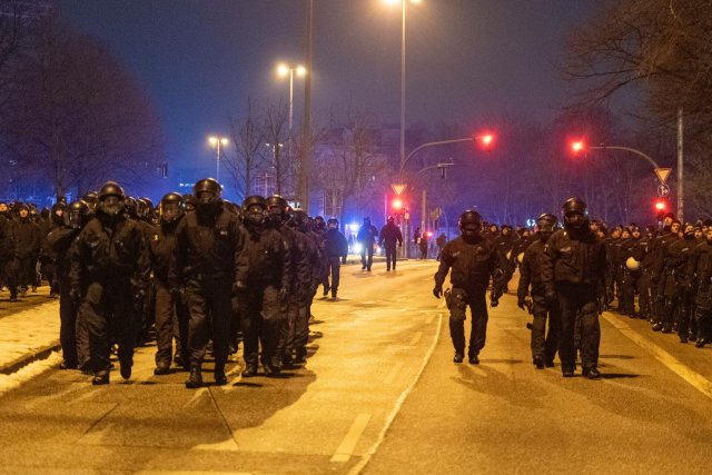 Auch die Demonstration zum Auftakt des Rondenbarg-Prozesses gegen G20-Aktivisten wurde im Januar von einem martialischen Polizeiaufgebot begleitet.