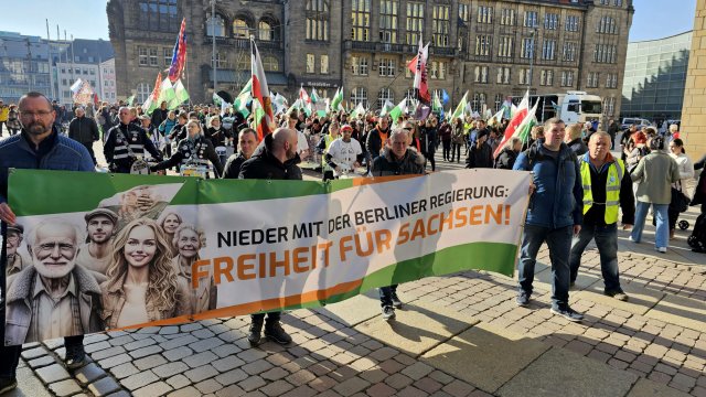 Die Freien Sachsen bei ihrer Dauererregung, hier in Chemnitz. Die Forderung scheint ernst gemeint.