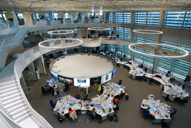Blick in den Newsroom im Nachrichtenhaus von ARD-aktuell.