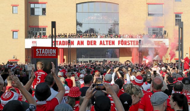 Annekatrin Hendel hat einen »Film über die Alte Försterei, den Betrieb im und um das Stadion herum« gemacht. Am Ende feiern Fans, Team und Mitarbeiter des Vereins am 27. Mai 2023 die Qualifikation zur Champions League.