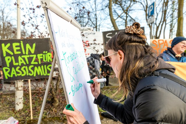 Das Bündnis #Unteilbar-Südbrandenburg demonstriert am 19. März unter dem Motto »Kinder brauchen Sicherheit – Schule ohne Rassismus« vor dem Schulamt in Cottbus.