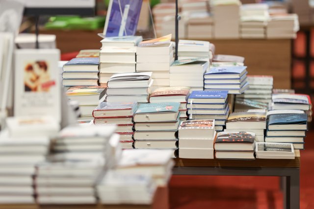 Stapel von Büchern liegen auf den Tischen einer Buchhandlung.