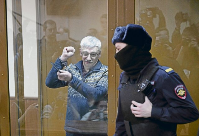 Oleg Orlow in der Angeklagtenzelle vor einem Moskauer Gericht