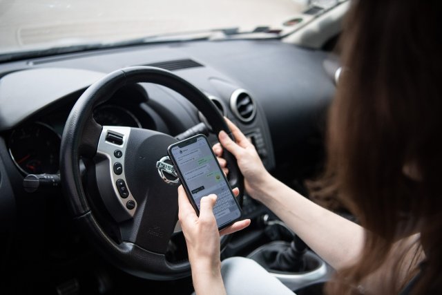 Mit Stillen SMS können Polizeien und Geheimdienste Telefone oder Fahrzeuge orten. Die Behörden wollen sich dazu nicht mehr in die Karten schauen lassen.