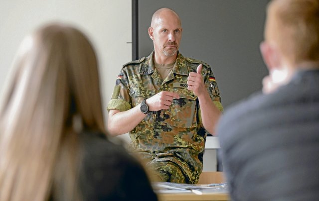 Ein Jugendoffizier referiert in einem Gymnasium in Nordrhein-Westfalen.