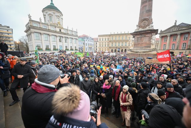 Bei Demos gegen die AfD in Potsdam demonstrierten Linke gemeinsam mit Bundeskanzler Olaf Scholz und der Außenministerin Annalena Baerbock.