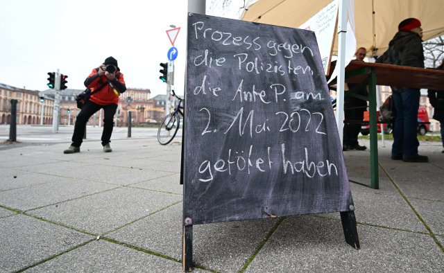 Mitglieder der Initiative 2. Mai mit einem Protest vor dem Landgericht Mannheim.