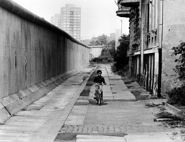Radfahrenlernen in Kreuzberg mit Blick auf die Mauer. Olga Hohmann hatte schon den freien Blick, wackelte im Wind und fuhr irgendwann endlich geradeaus.