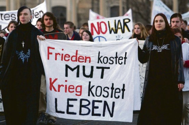 Nach einem Friedensgebet demonstrierten im März 2003 Tausende Dresdner gegen den Irak-Krieg.
